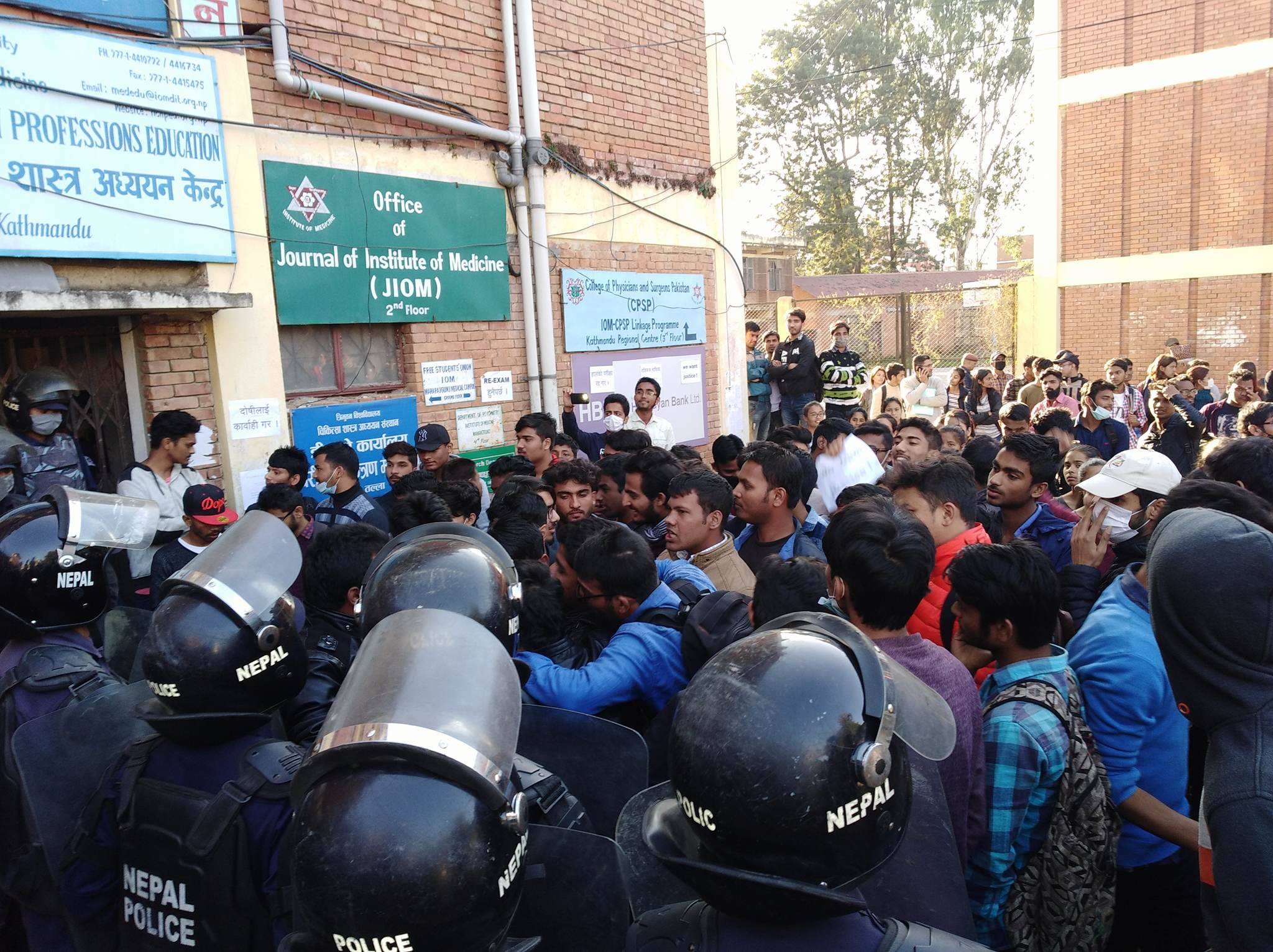 एमबिबिएस चिट चोरी प्रकरणः विद्यार्थीले डिनको पुत्ला जलाए, सिआइवीको प्रतिवेदन सार्वजनिक गर्न माग