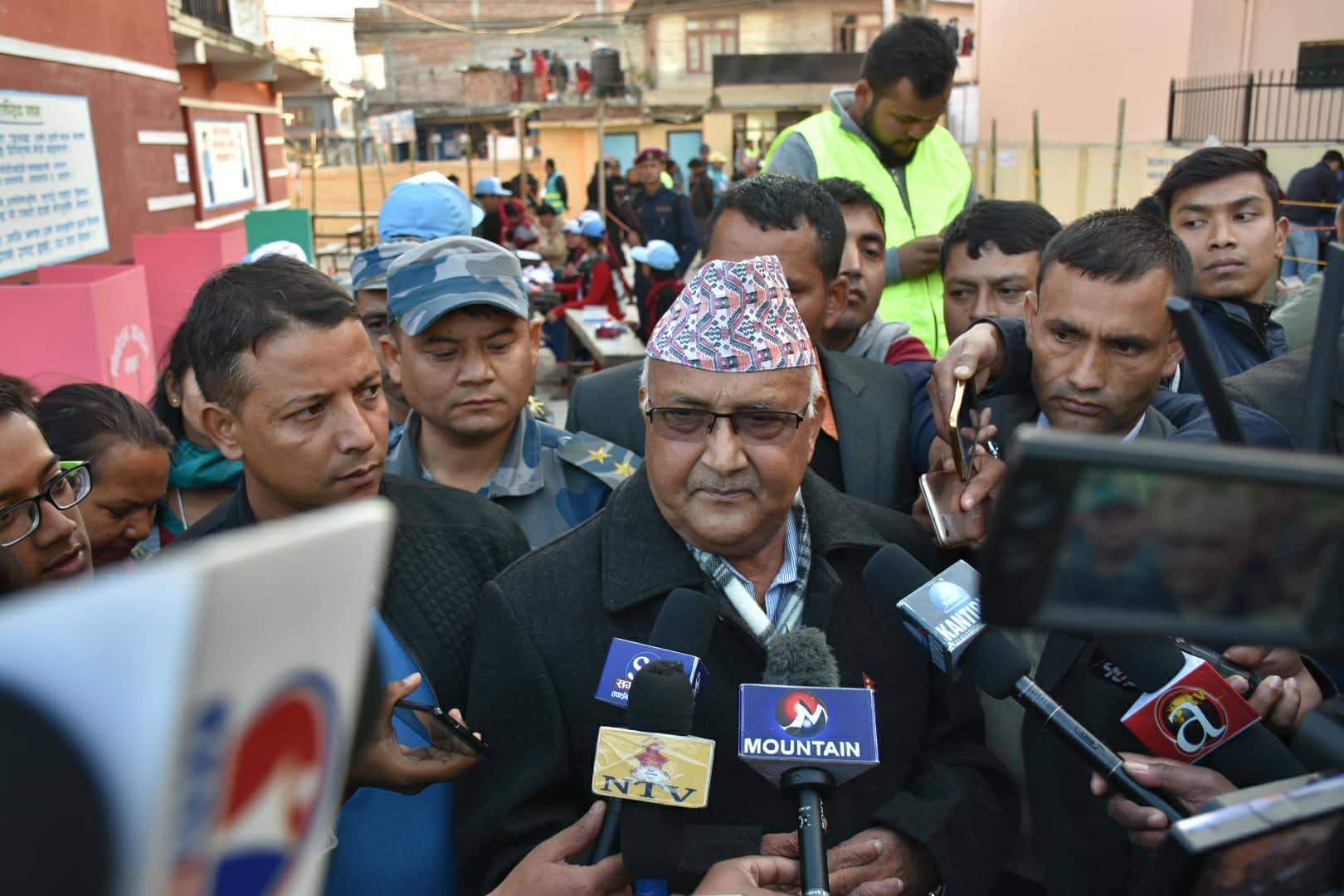 मतदानपछि ओली : छिट्टै पार्टी एकता गर्छौँ, पत्रकारले सोधे, 'छिट्टै भनेको कहिले?'
