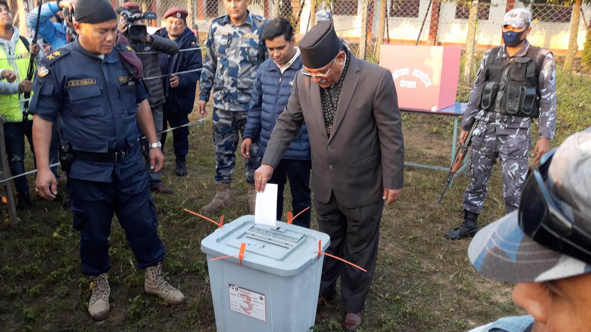 प्रचण्डले गरे मतदान, भन्छन् 'नेपाल नयाँ युगमा प्रवेश गरिसक्यो'