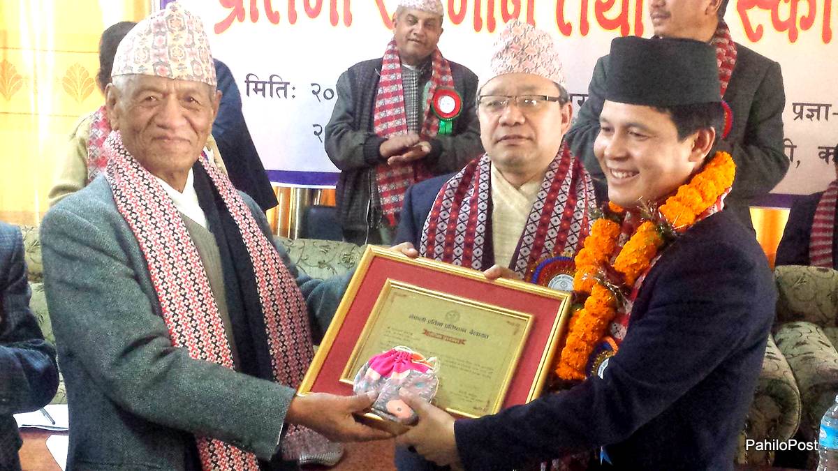 पत्रकार फूलमान वल एक लाख नगदसहित प्रतिभा सम्मानबाट पुरस्कृत