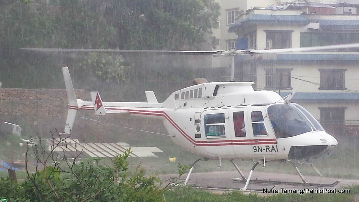 डाक्टर उपेन्द्र देवकोट लिएर उड्नासाथ हेलिकप्टरलाई अवतरण गरियो, चर्को हुरी र पानीले उडानमा असर