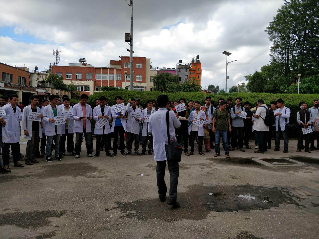डा केसीको समर्थनमा चिकित्सकहरू देशभरका अस्पतालमा इमर्जेन्सी बाहेकका सबै सेवा ठप्प पार्ने