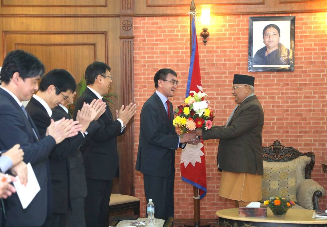 बालुवाटार पुगेका जापानी विदेशमन्त्रीलाई प्रधानमन्त्री ओलीले भने, 'ह्याप्पी बर्थ डे तारो!’