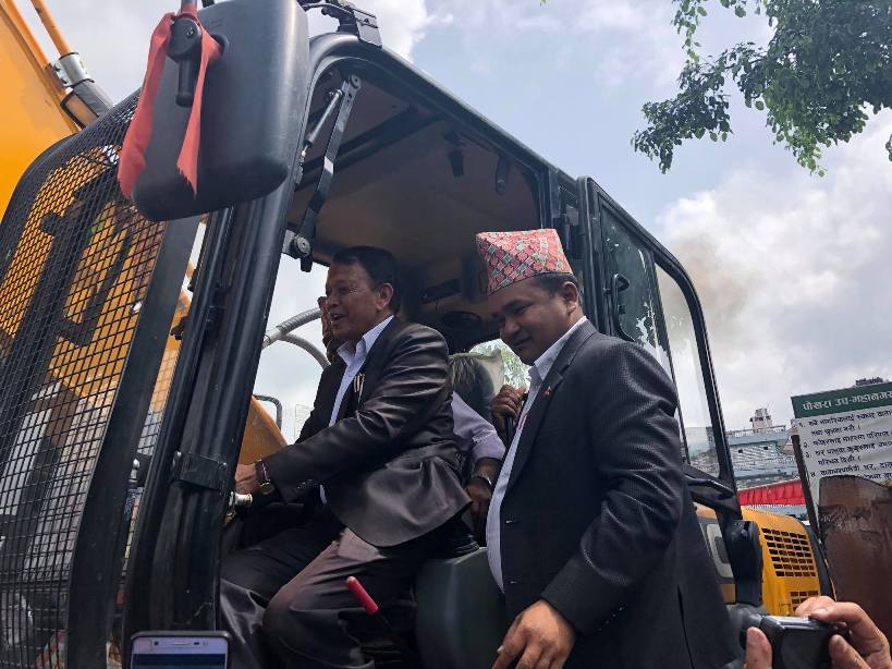 पोखरा महानगरका मेयरले डोजर चलाउँदा ३ घाइते