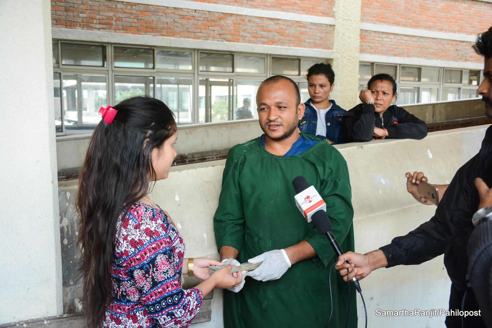 एसिड आक्रमणमा परेकी वसन्तीलाई सीमाले जुटाइन् एक लाख