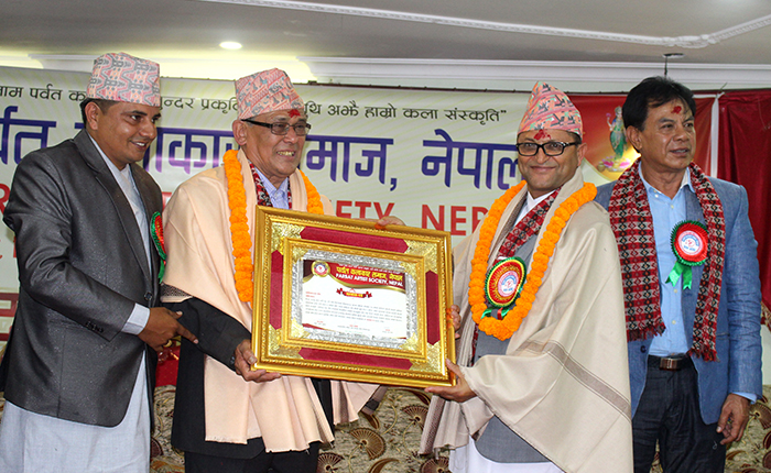 पर्वतका विशिष्ट व्यक्तिलाई सम्मान
