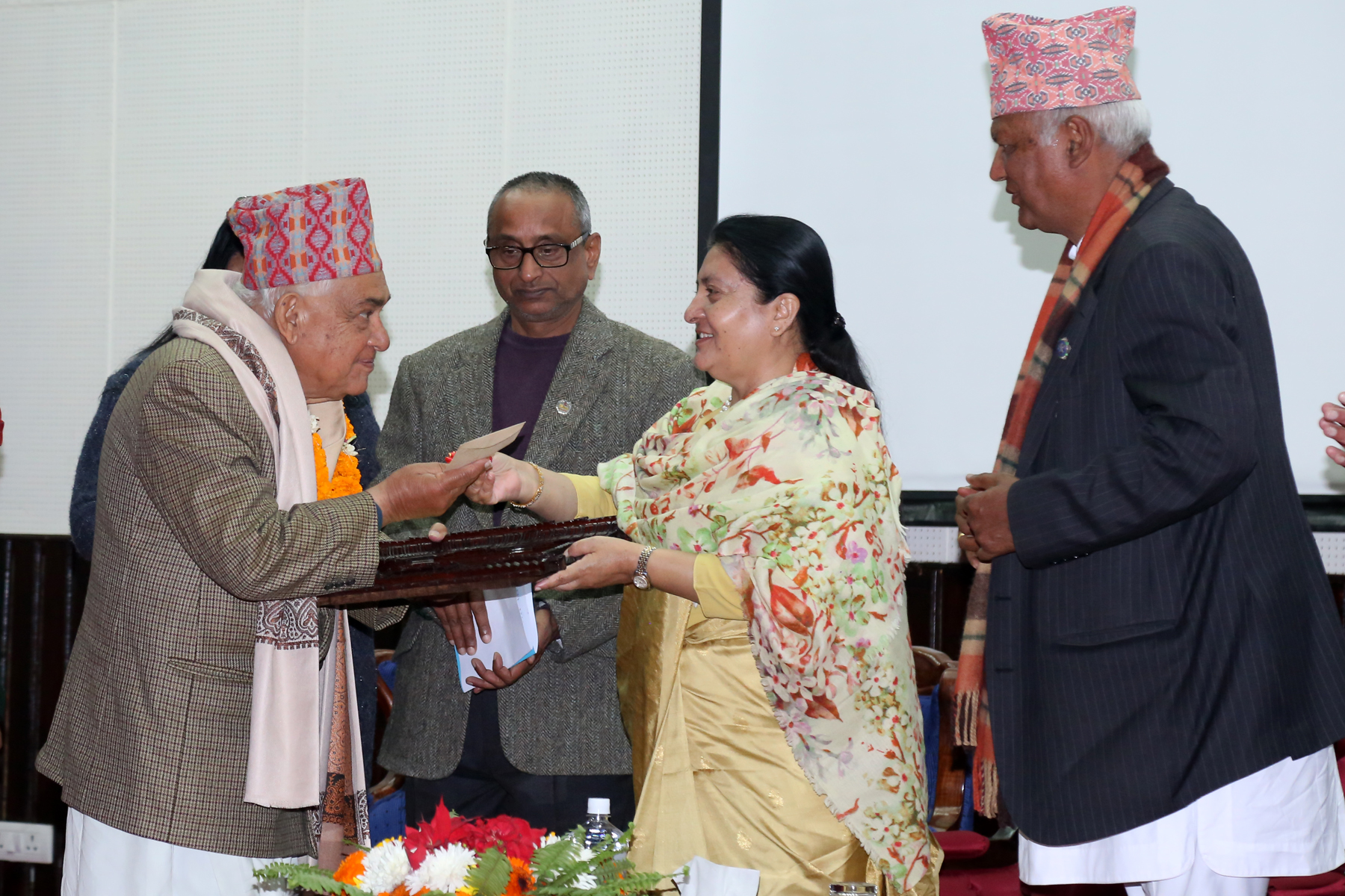 पृथ्वी प्रज्ञा पुरस्कार वरिष्ठ समालोचक डा तारानाथ शर्मालाई प्रदान
