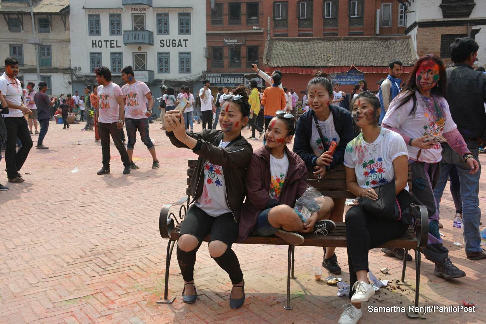 कनिकाको होली अनलाइनमै