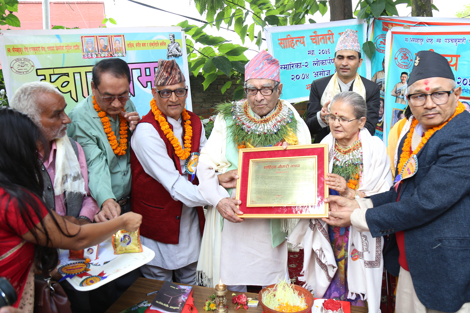 साहित्य चौतारीले राष्ट्रकवि घिमिरेलाई गर्यो अभिनन्दन