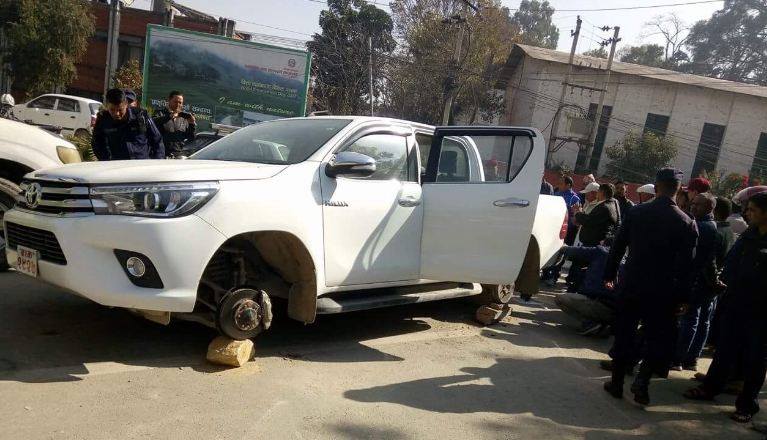 यसरी फुत्काए चन्द्रबहादुरले सिंहदरबारबाट गाडीका टायर, मर्मत सेन्टरका संचालक पक्राउ